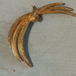 Elegant Gold Women's Jewelry Brooch